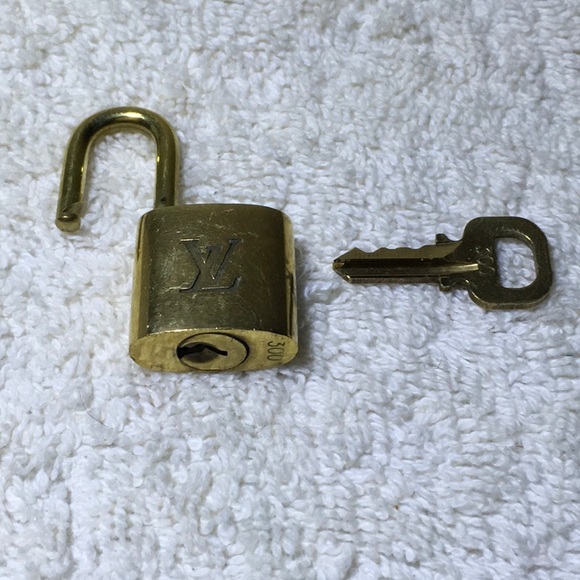 Louis Vuitton Brass '300' Padlock in Goldtone with Goldtone Key— - Picture 6 of 7